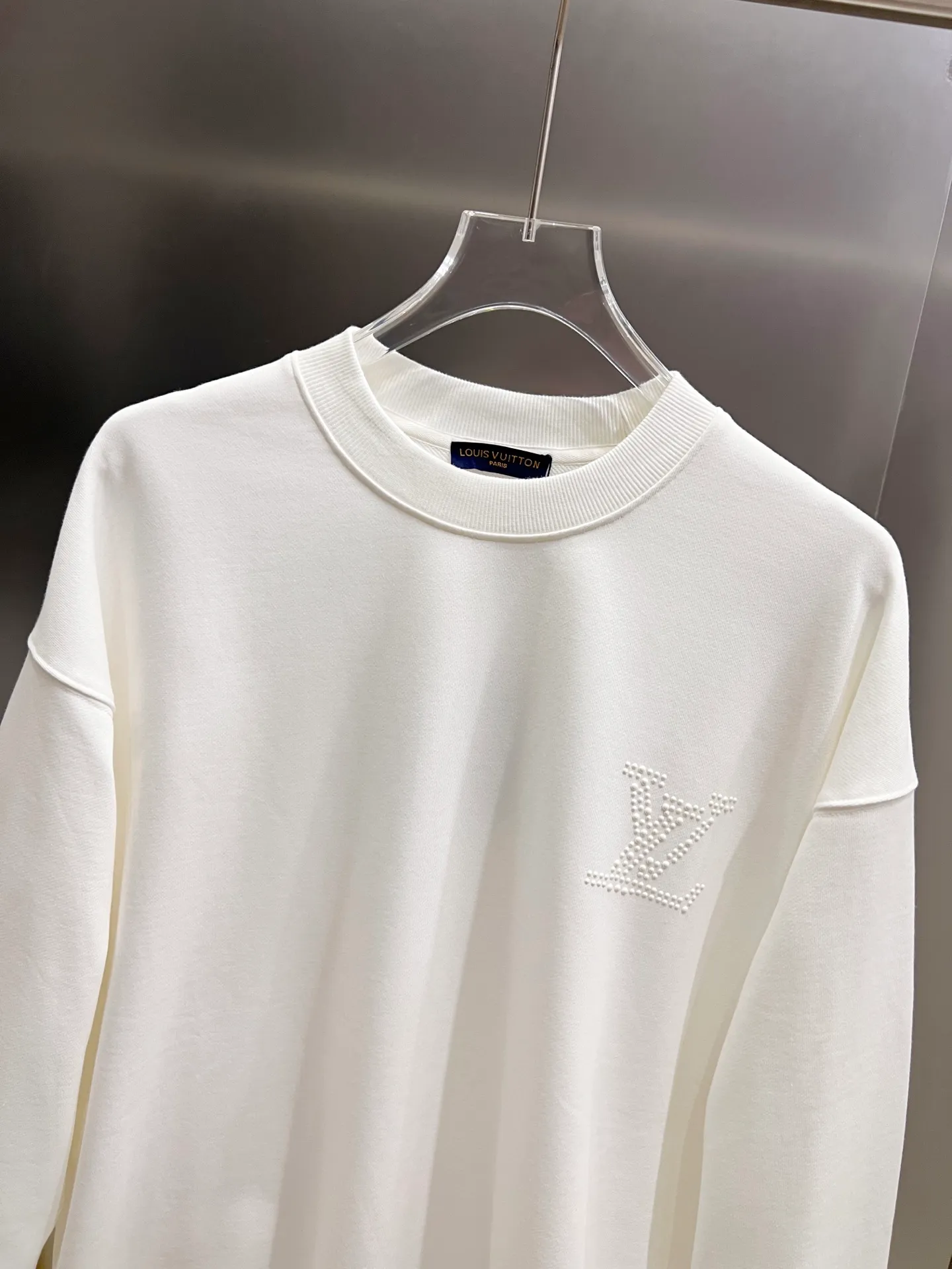 🅿️260 1v Louis*2025 new autumn and winter round neck long-sleeved sweatshirt, large V letter pearl diamond craft design, high-end version! Highly breathable and comfortable, customized double yarn plain cotton fabric. Short-sleeved T-shirt. Same style for men and women. Sizes S M L XL XXL Five sizes black white
